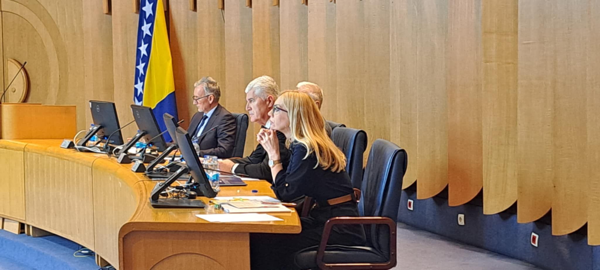 - Molim vas pokažite mi član poslovnika u kojem se kaže da nam možete uskratiti raspravu o dnevnom redu, upitao je Vuković, što je Čović ignorirao.