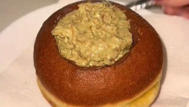 Jednu malu kašiku šećera i tri velike kašike mlijeka pomiješajte u zdjelici i lagano zagrijte