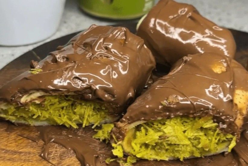 Palačinke s punjenjem od kadaifa i pistacija brzo će osvojiti vaše nepce, a priprema je jednostavna