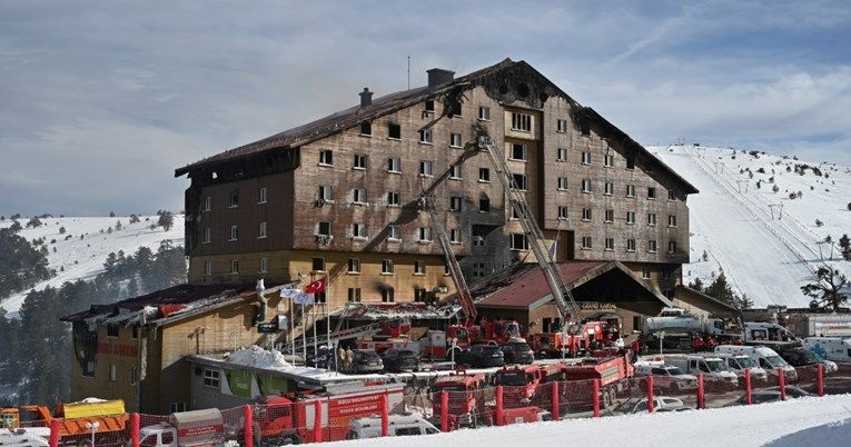 
Dok je zajedno s ostalim radnicima hotela i gostima pokušavala spasiti se od plamena, nazvala je svoga oca putem videopoziva kako bi se oprostila s njim. 