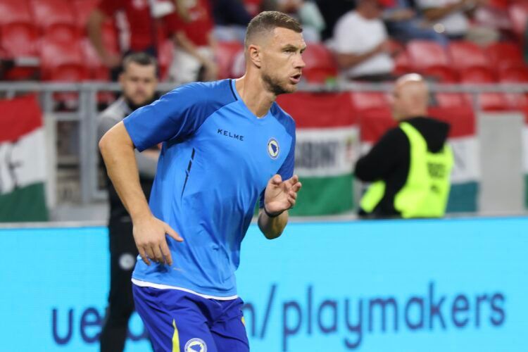 Bosanskohercegovačkom napadaču (38) krajem sezone ističe ugovor s Fenerbahčeom, zbog čega je slobodan pregovarati s drugim klubovima.