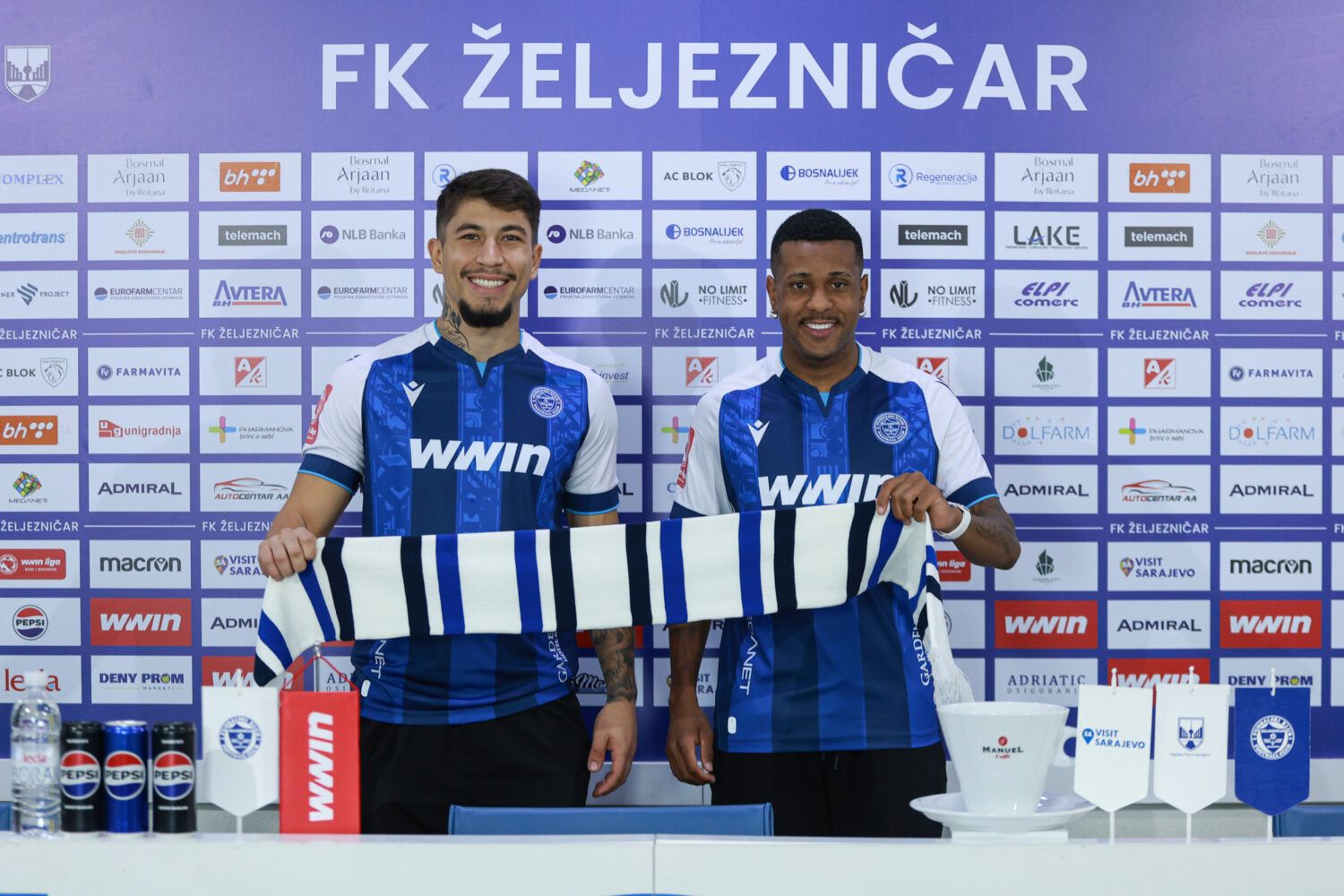 Simoni, koji igra na pozicijama stopera i zadnjeg veznog, bio je pozivan u U-20 reprezentaciju Brazila