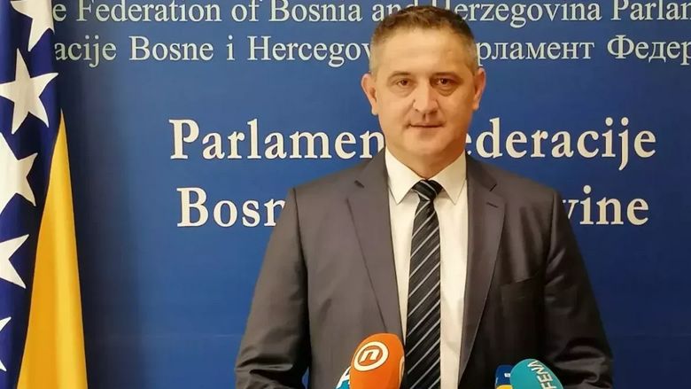 Kada pokušate da ostvarite ono što vam zakonom pripada, sistem vas odbije uz obrazloženje da ćete trajno rješenje dobiti tek "kada se zakoni usklade", navodi 