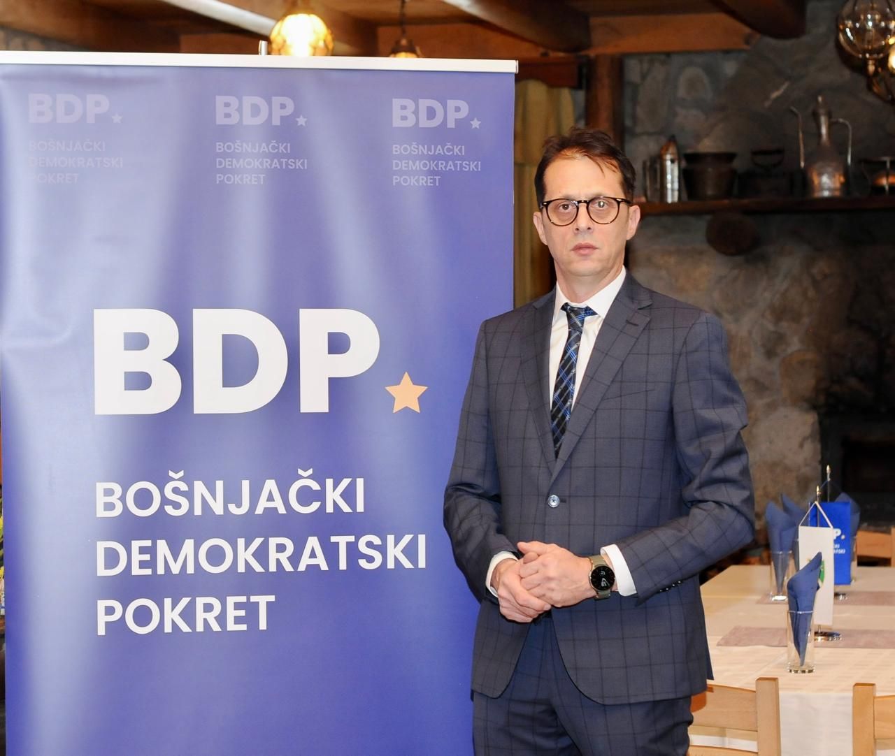 Drugi ozbiljan problem je u vezi sa osmanskim popisima (defterima), koji su netačno interpretirani kroz prizmu modernih etničkih identiteta, poput termina "Srbi". 