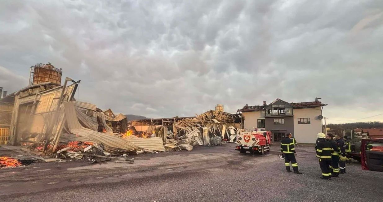 Srećom, u požaru nije bilo stradalih ni povrijeđenih osoba, a više detalja će biti poznato po okončanju uviđaja.