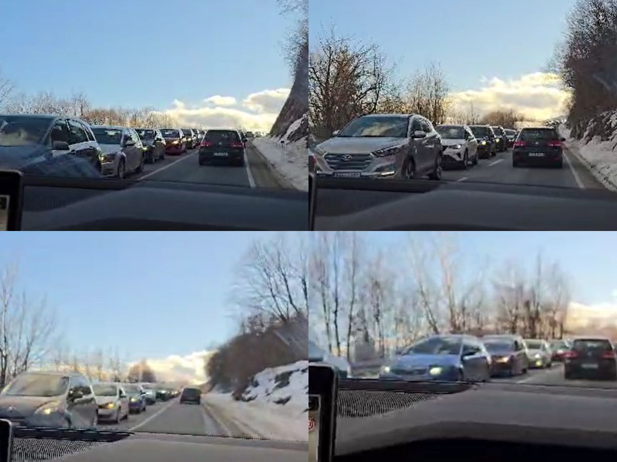 Automobili se kreću usporeno, strpljivo čekajući da prođu dionicu na kojoj se desio kvar na automobilu