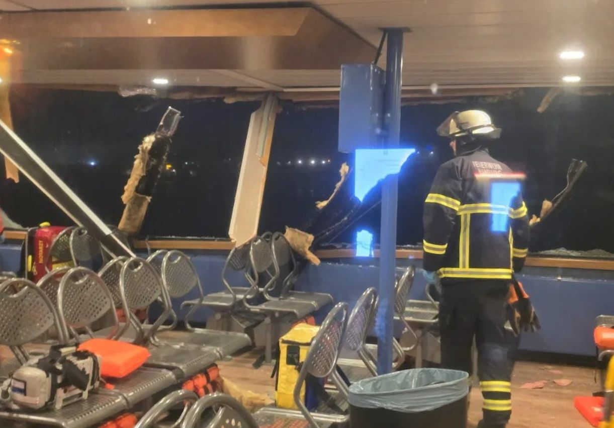 Službe su navele da djeluje da se otkačio transportni tegljač, ali razlozi još nisu poznati.