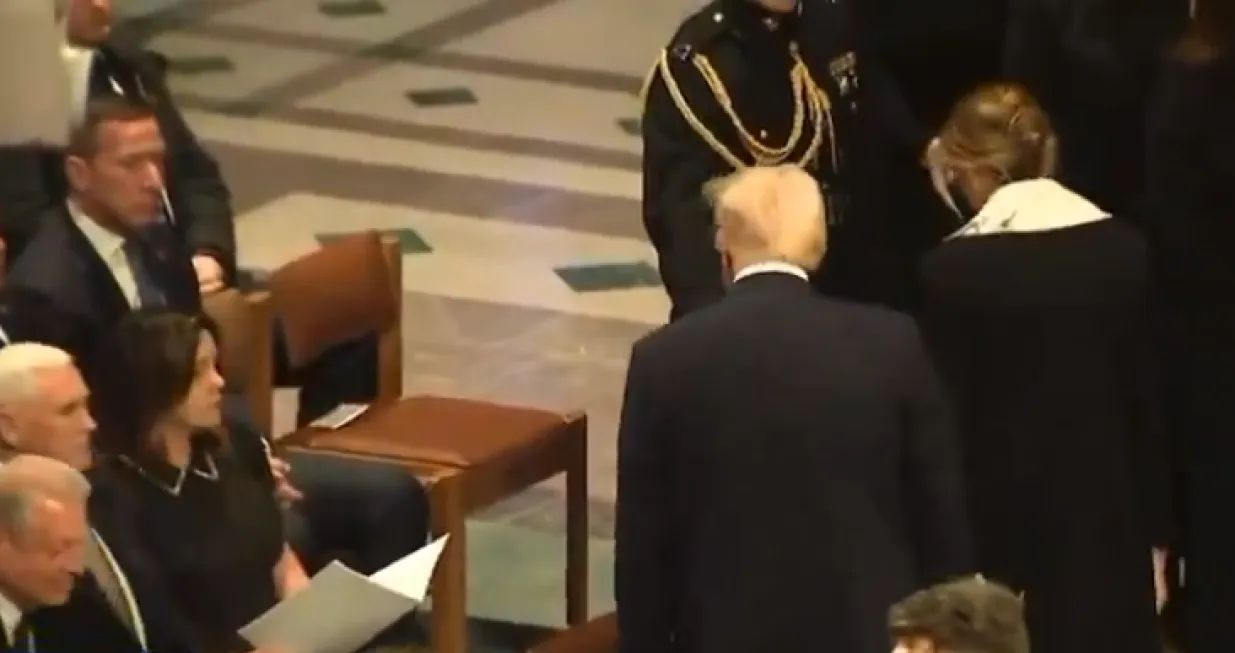 Kada je bračni par Trump prišao da se rukuje sa Mikeom Penceom i njegovom suprugom, Mike je uljudno ustao i rukovao se. Karen Pence je izignorisala Donalda Trumpa i njegovu suprugu