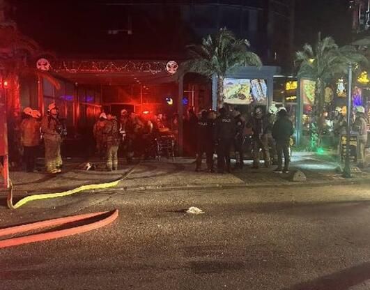 Timovi su reagirali na požar i počeli s evakuacijom ljudi koji su ostali zarobljeni unutar hotela.