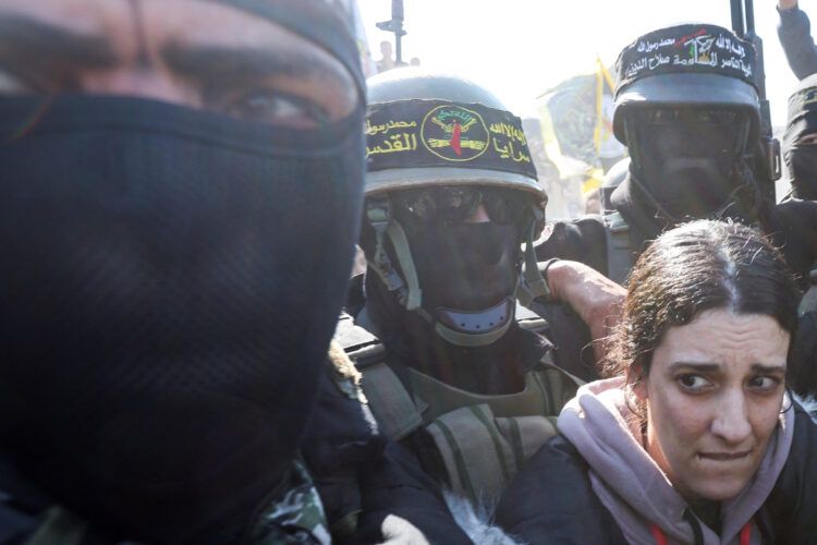 Izraelski premijer Benjamin Netanyahu rekao je da su prizori s njihove predaje bili šokantni i zaprijetio smrću svakome ko povrijedi taoce