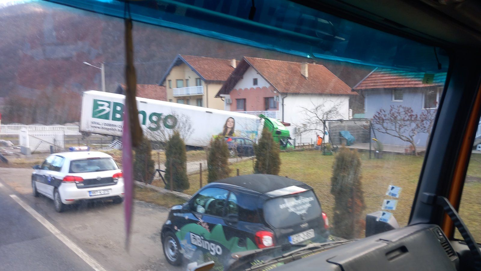 Povrijeđene osobe prevezene su u zdravstvenu ustanovu na ukazivanje ljekarske pomoći.