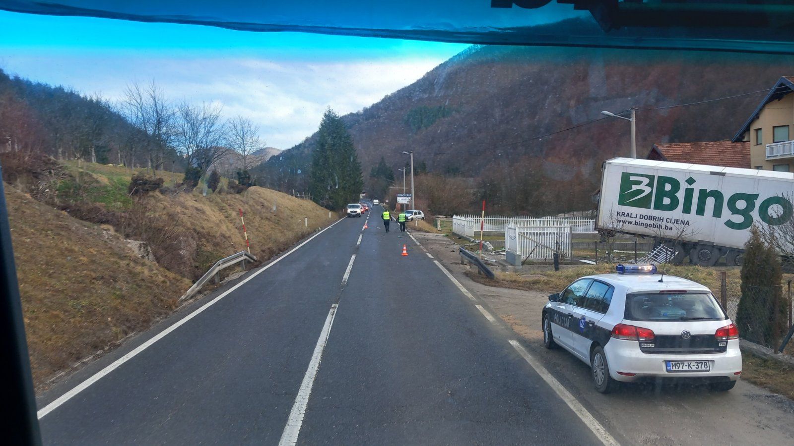 Kamion probio ogradu dvorišta: U saobraćajnoj nesreći povrijeđene dvije osobe