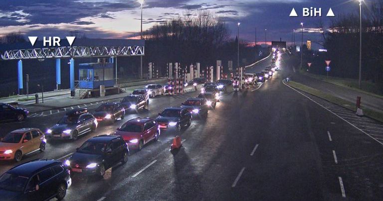 Apeluje se na vozače da na svim putnim pravcima voze maksimalno oprezno i da vožnju prilagode trenutnim uslovima na putu