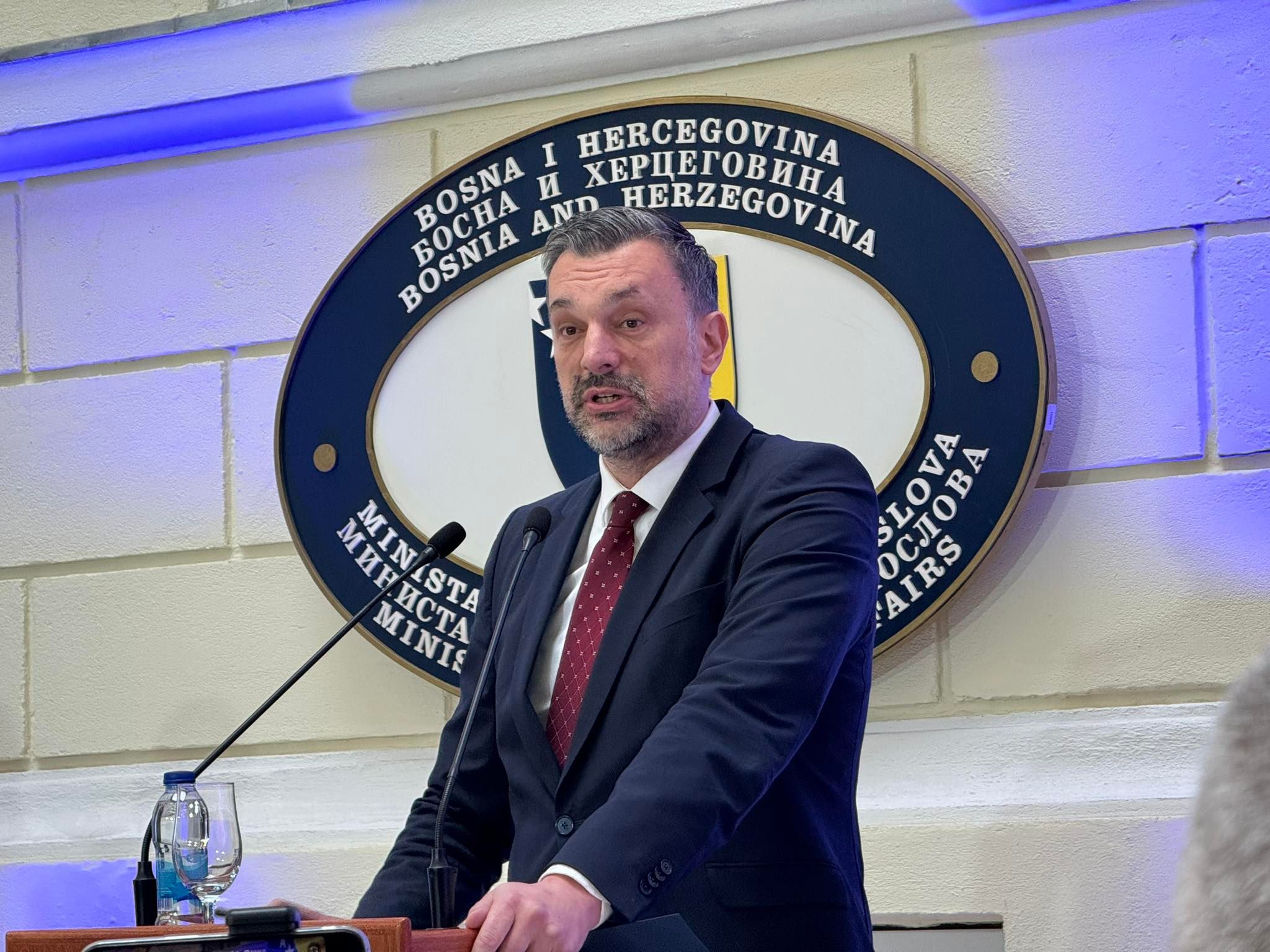 Dodaje da je najrealnija većina HDZ, SDA i SNSD, ali ovo je trenutak kada su manje važne pozicije i fotelje, bitna je evropska BiH. 