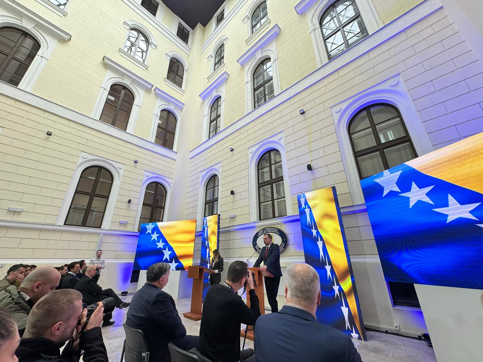 Dodaje da je najrealnija većina HDZ, SDA i SNSD, ali ovo je trenutak kada su manje važne pozicije i fotelje, bitna je evropska BiH. 