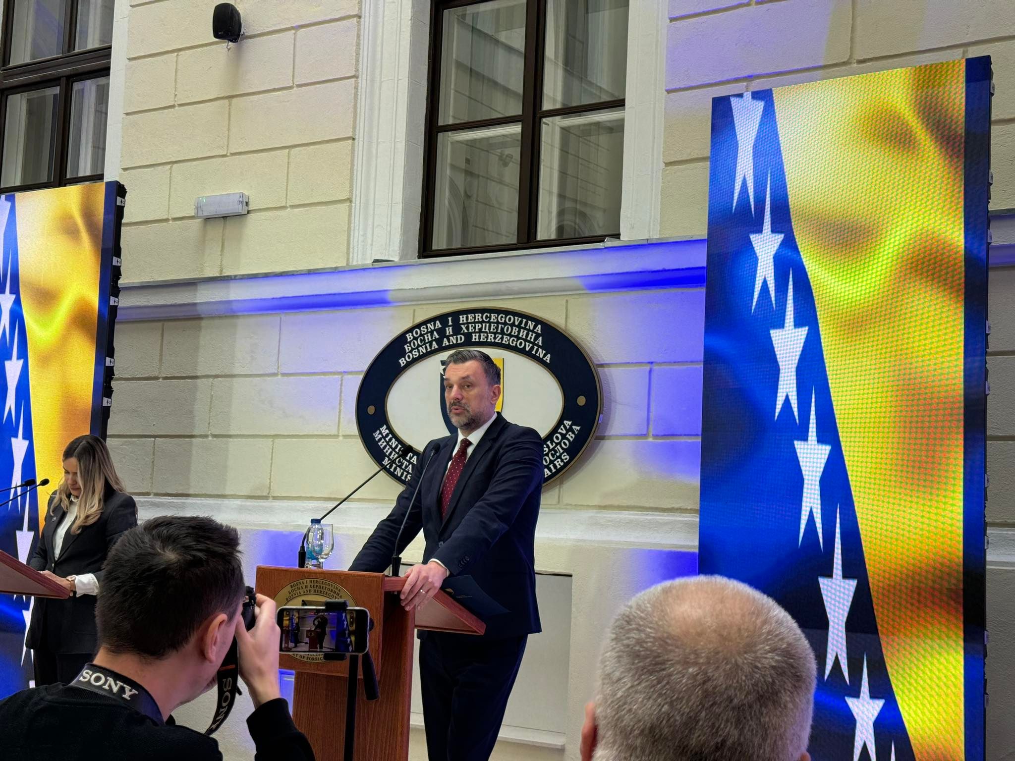 Dodaje da je najrealnija većina HDZ, SDA i SNSD, ali ovo je trenutak kada su manje važne pozicije i fotelje, bitna je evropska BiH. 