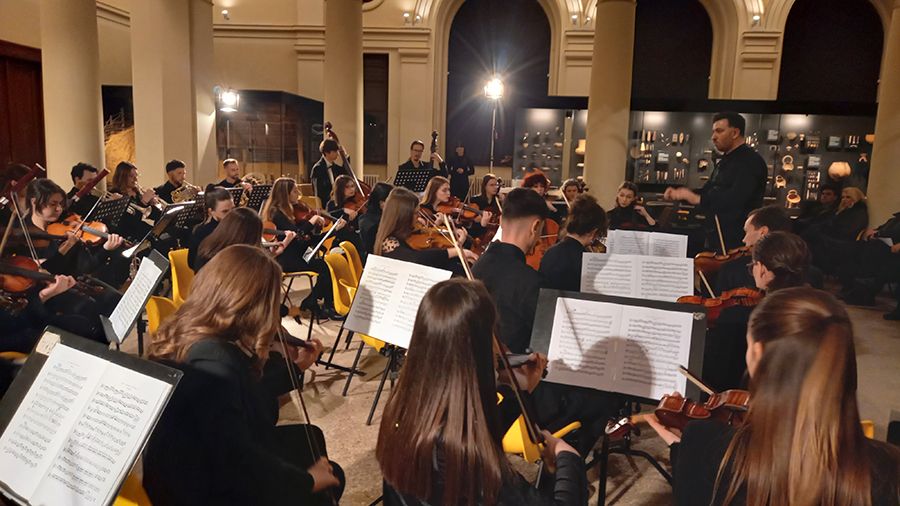 Publika je imala priliku slušati Simfoniju br. 39 u Es duru KV. 543, Wolfganga Amadeusa Mozarta.