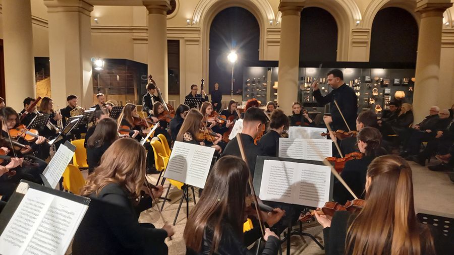 Publika je imala priliku slušati Simfoniju br. 39 u Es duru KV. 543, Wolfganga Amadeusa Mozarta.