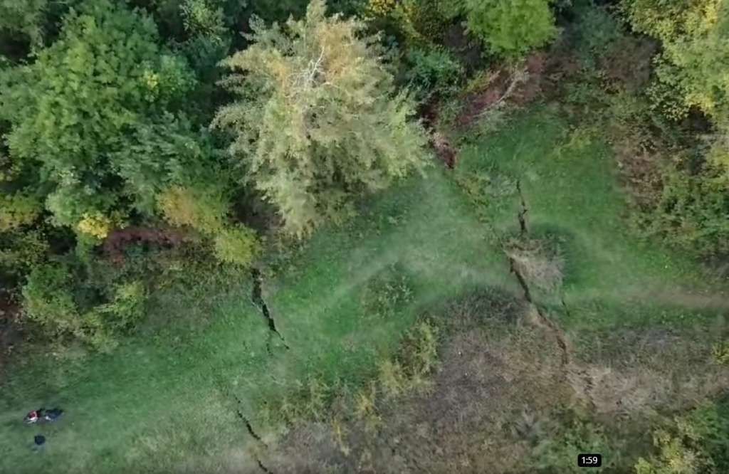 Ističu da u gornjem dijelu odloženog materijala/nasipa nisu uočene pojave vode ili konstantan priliv vode u tijelo klizišta