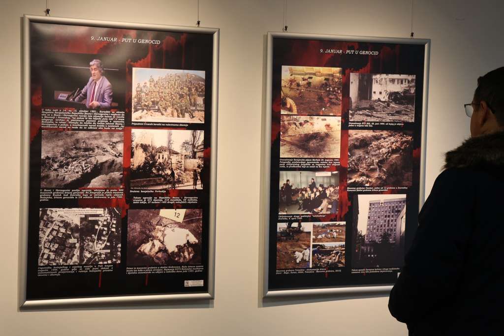 Autori izložbe su znanstveni suradnici s Univerziteta u Sarajevu Muamer Džananović, Jasmin Medić i Hikmet Karčić