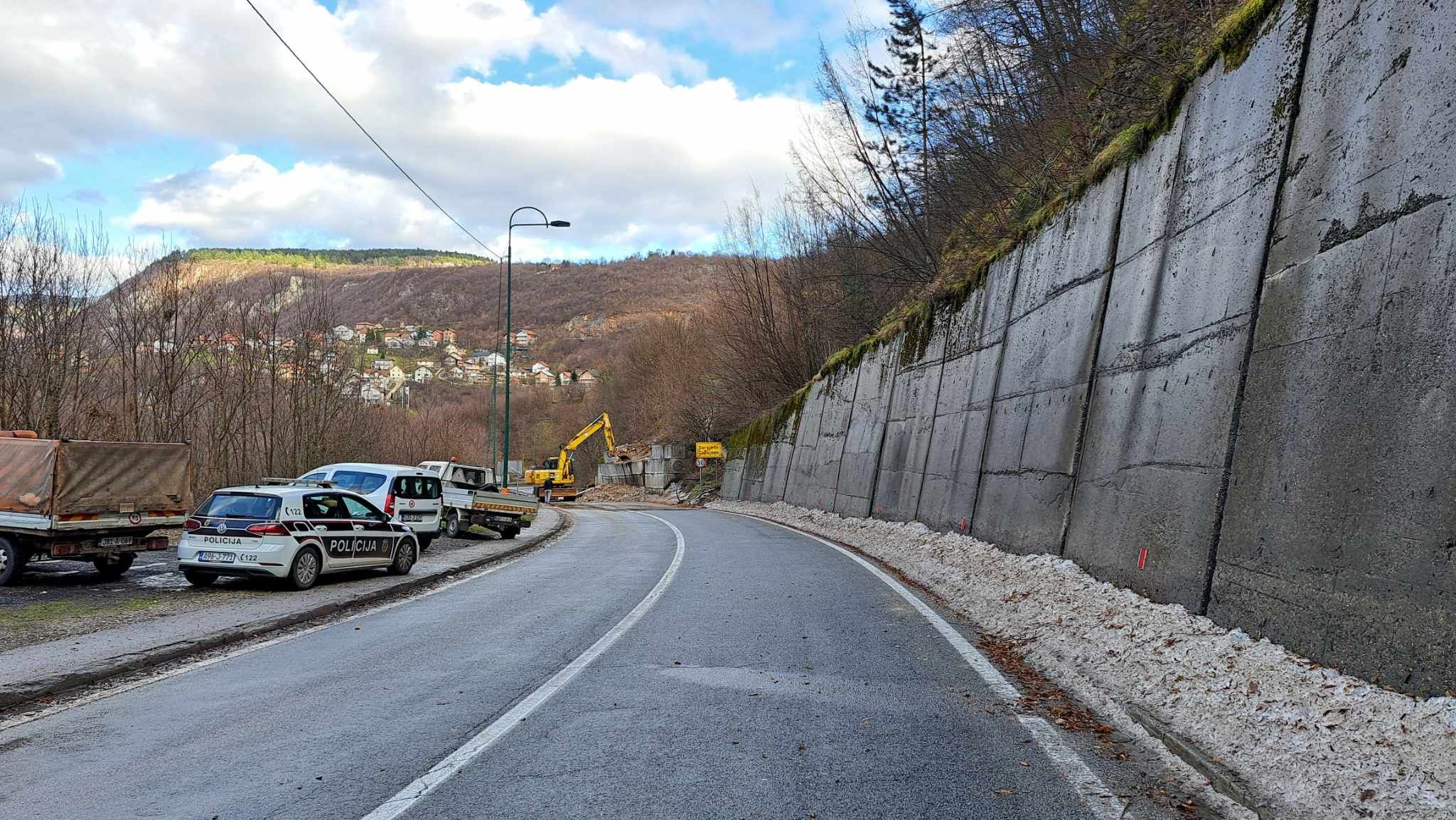 Došlo do oštećenja betonskih zašitnih gabiona, a što je predstavljalo opasnost po sve učesnike u saobraćaju