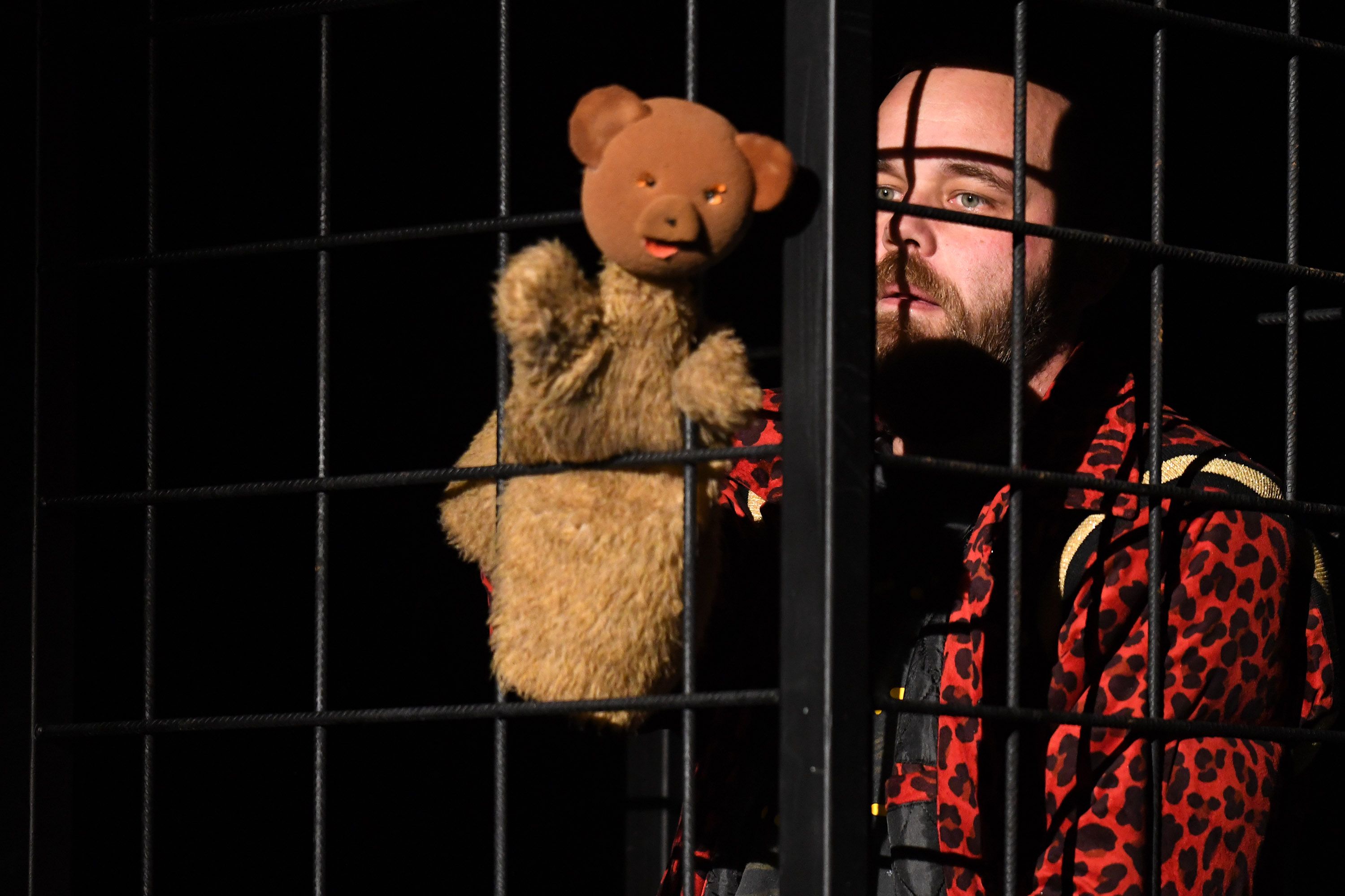 Predstava zamišlja svijet u kojem smo prisiljeni govoriti manje, promišlja o tome šta govorimo i kako to govorimo, o stvarima koje možemo čuti...