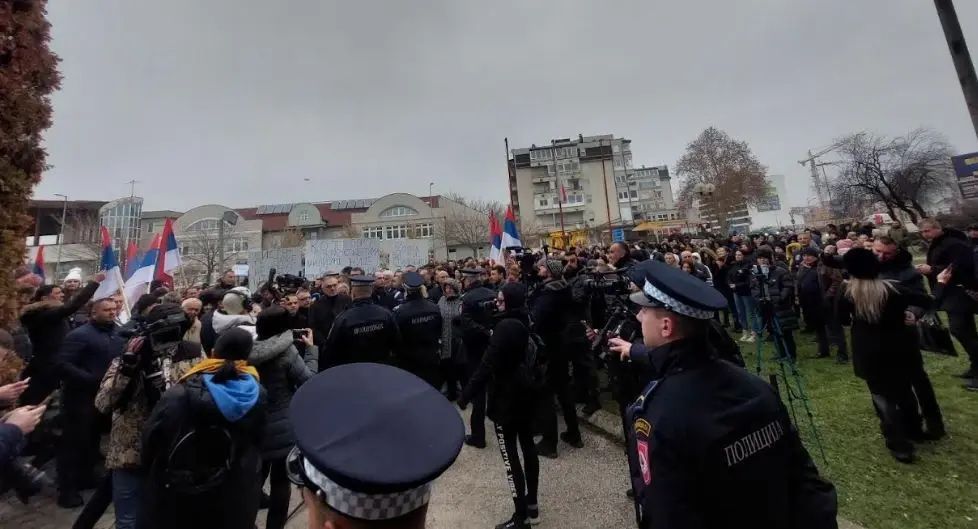 Petrović je zadržan u policijskoj stanici zbog istrage o postupku dodjele stipendije iz 2023. i 2024. godine. Protest građana održan je i sinoć ispred policijske stanice.