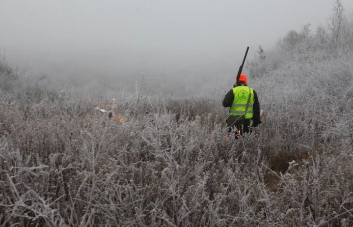 Mladi lovac je u trenutku nesreće pokušao zaustaviti krvarenje kapom, a ubrzo je primijetio ozbiljniju povredu.