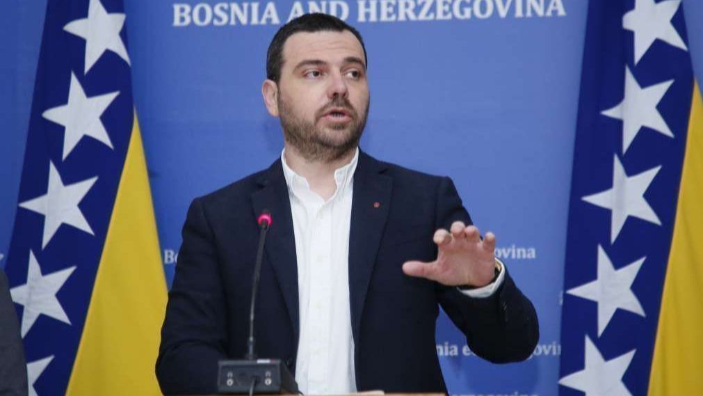 Magazinović je dodao da je također tim zakonom predviđeno uvećanje kazne za korištenje mobitela  tokom vožnje.