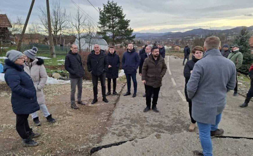 Načelnik općine Maid Suljaković rekao je da je klizištem zahvaćeno pedeset hektara površine