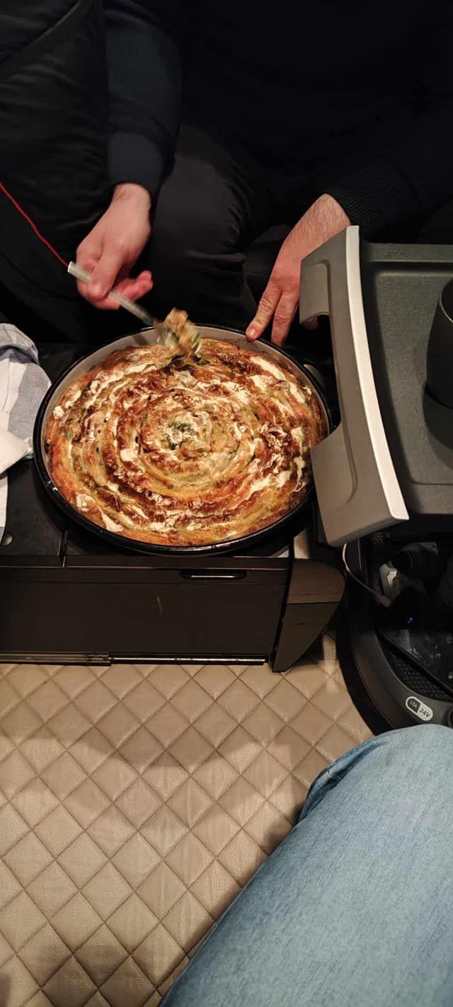 Minhenom zamirisala zeljanica: Eto ti njega kroz mrak, nosi tepsiju pite, pod krpom