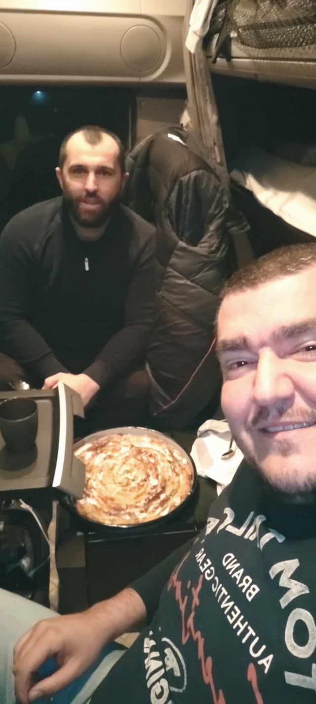 Minhenom zamirisala zeljanica: Eto ti njega kroz mrak, nosi tepsiju pite, pod krpom