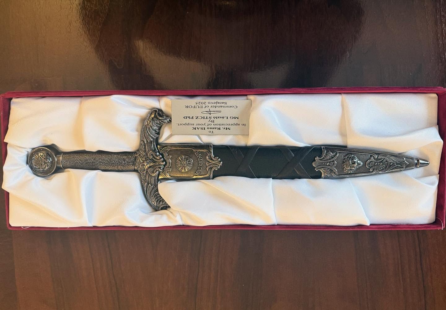 Ministru Isaku poseban poklon na oproštaju: U FUP-u legendarni mač kralja Arthura