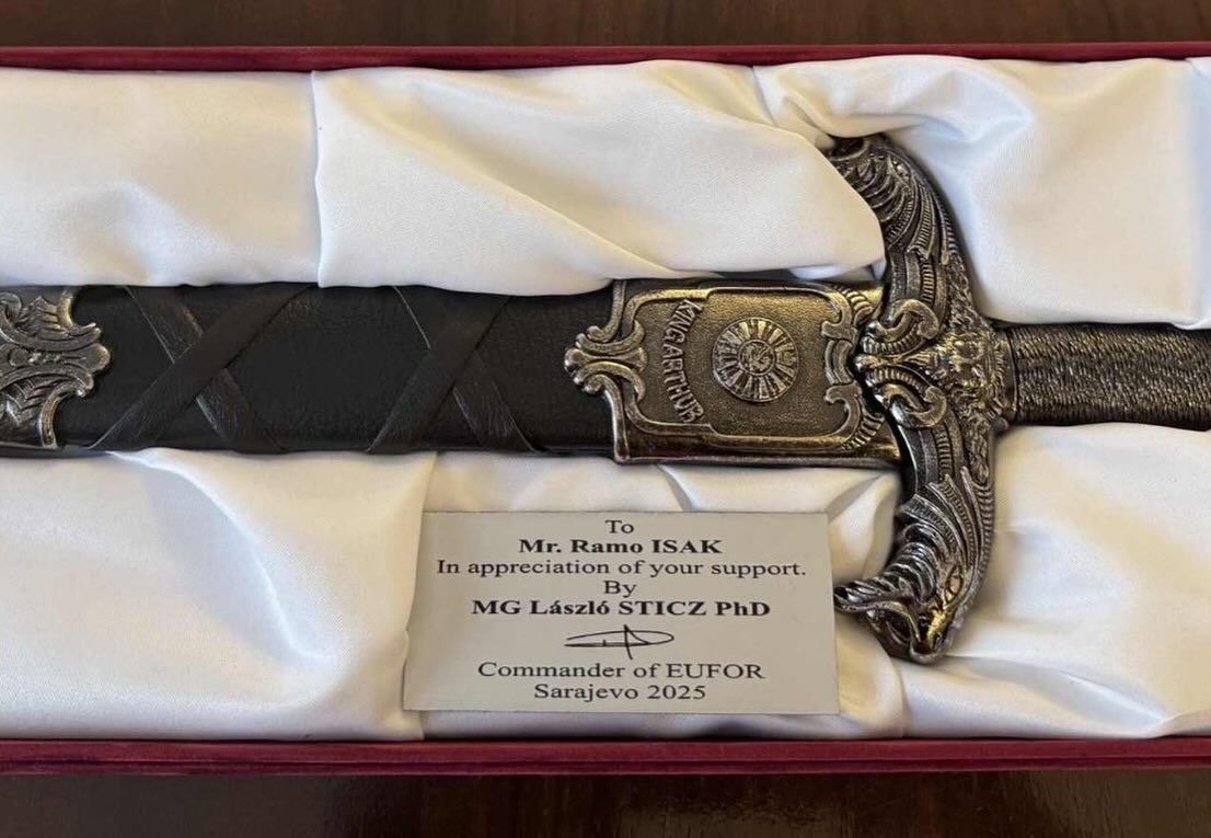 Ministru Isaku poseban poklon na oproštaju: U FUP-u legendarni mač kralja Arthura