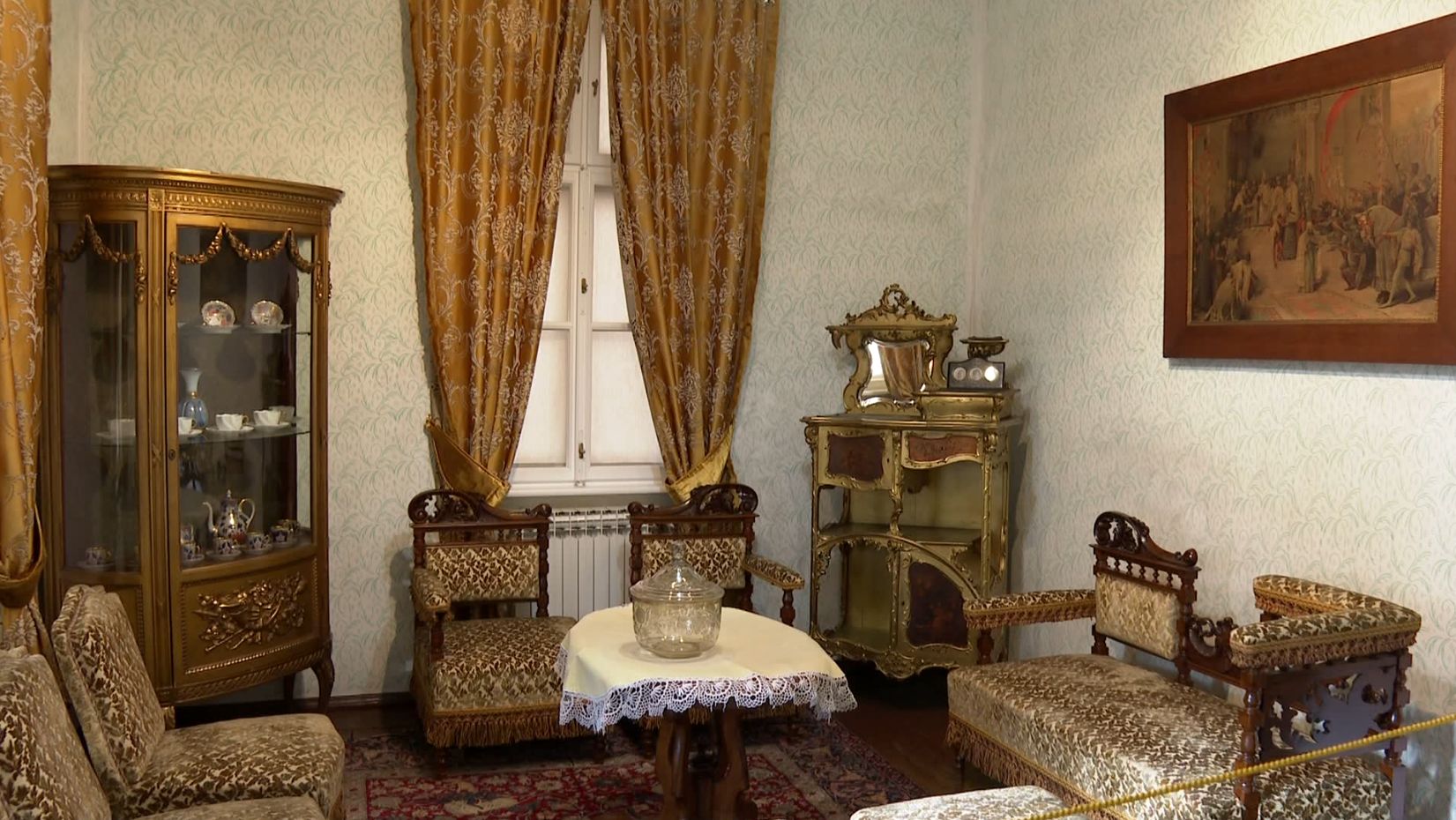 Despića kuća, smještena na obali, preko puta AT-Mejdan parka, srca starog dijela Sarajeva, predstavlja važan kulturni i historijski spomenik