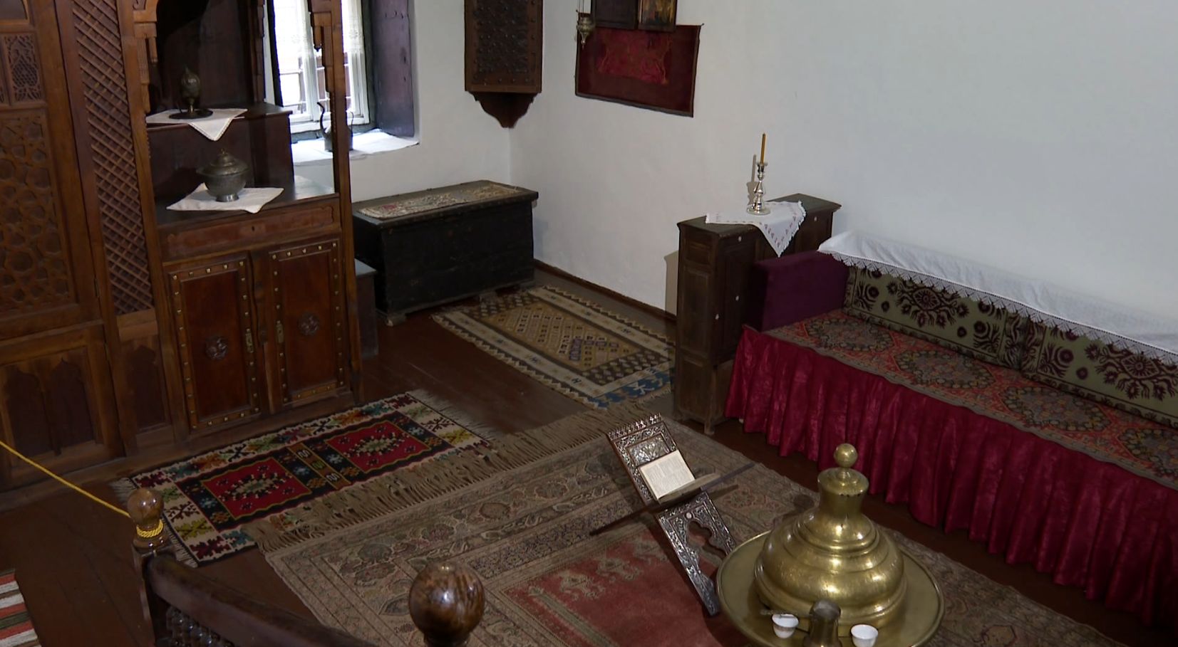 Despića kuća, smještena na obali, preko puta AT-Mejdan parka, srca starog dijela Sarajeva, predstavlja važan kulturni i historijski spomenik