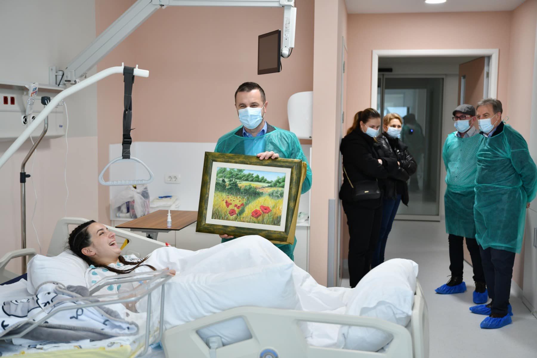 Beba je rođena odmah poslije ponoći u prvim minutama 2025. godine, a sretna majka rodila je dječaka.