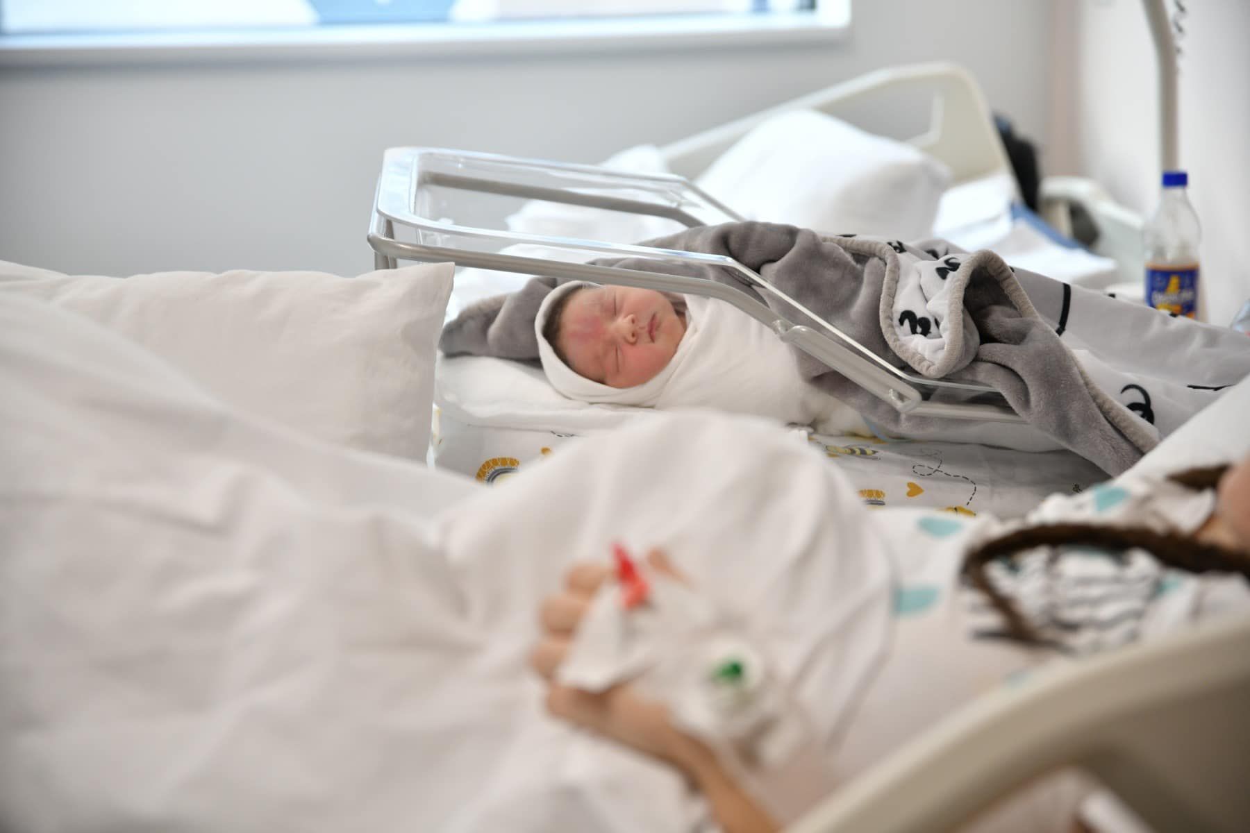 Beba je rođena odmah poslije ponoći u prvim minutama 2025. godine, a sretna majka rodila je dječaka.