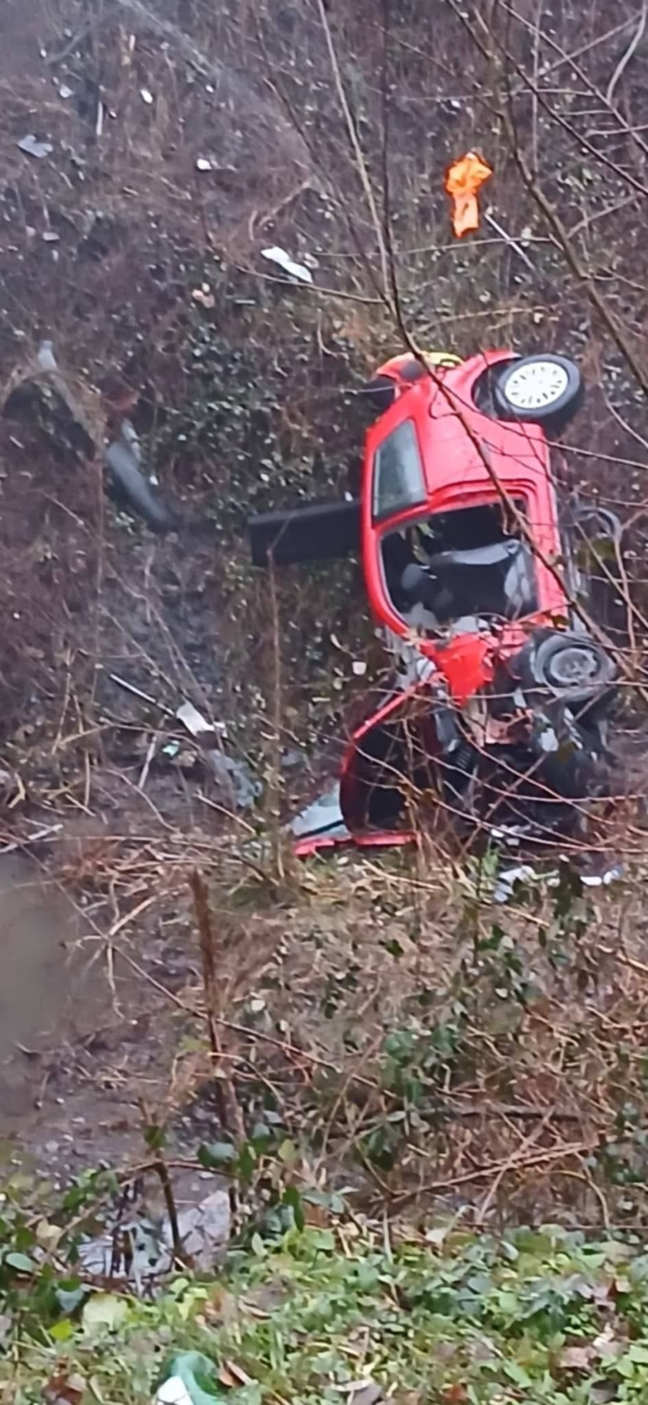 Na vozilu je pričinjena velika materijalna šteta, a vozačica je hitno prevezena na UKC Tuzla.