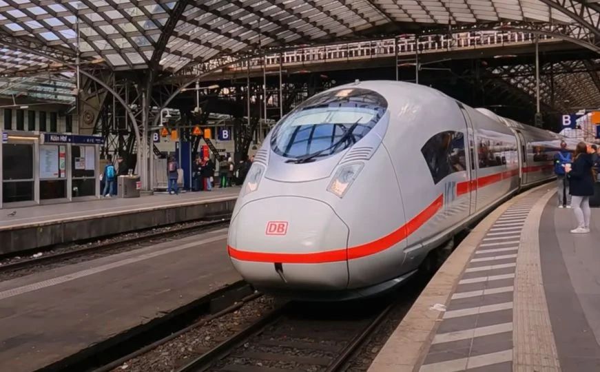 Kada su ga ispitali, muškarac je rekao da je skočio na spoljašnji dio voza jer mu je prtljag još uvijek bio unutra.