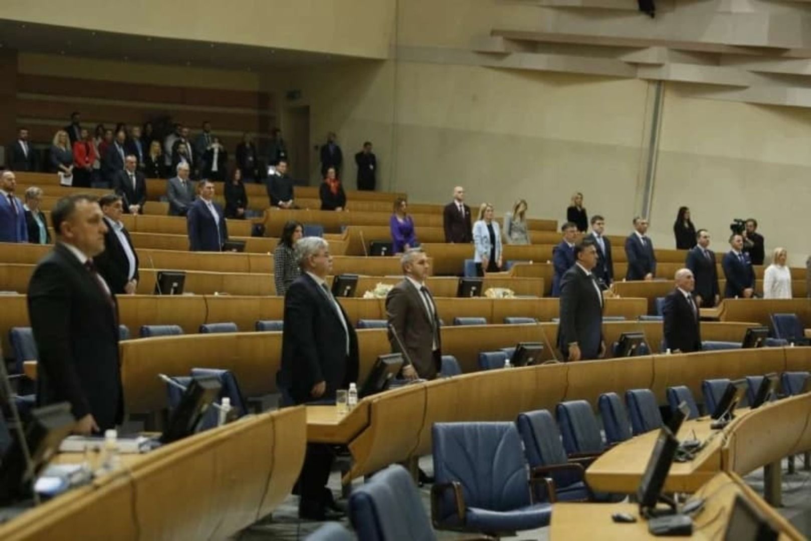 Nažalost, parlamentarci nisu plaćeni po učinku. Njihova mjesečna primanja su redovna i prelaze 7.000 KM.