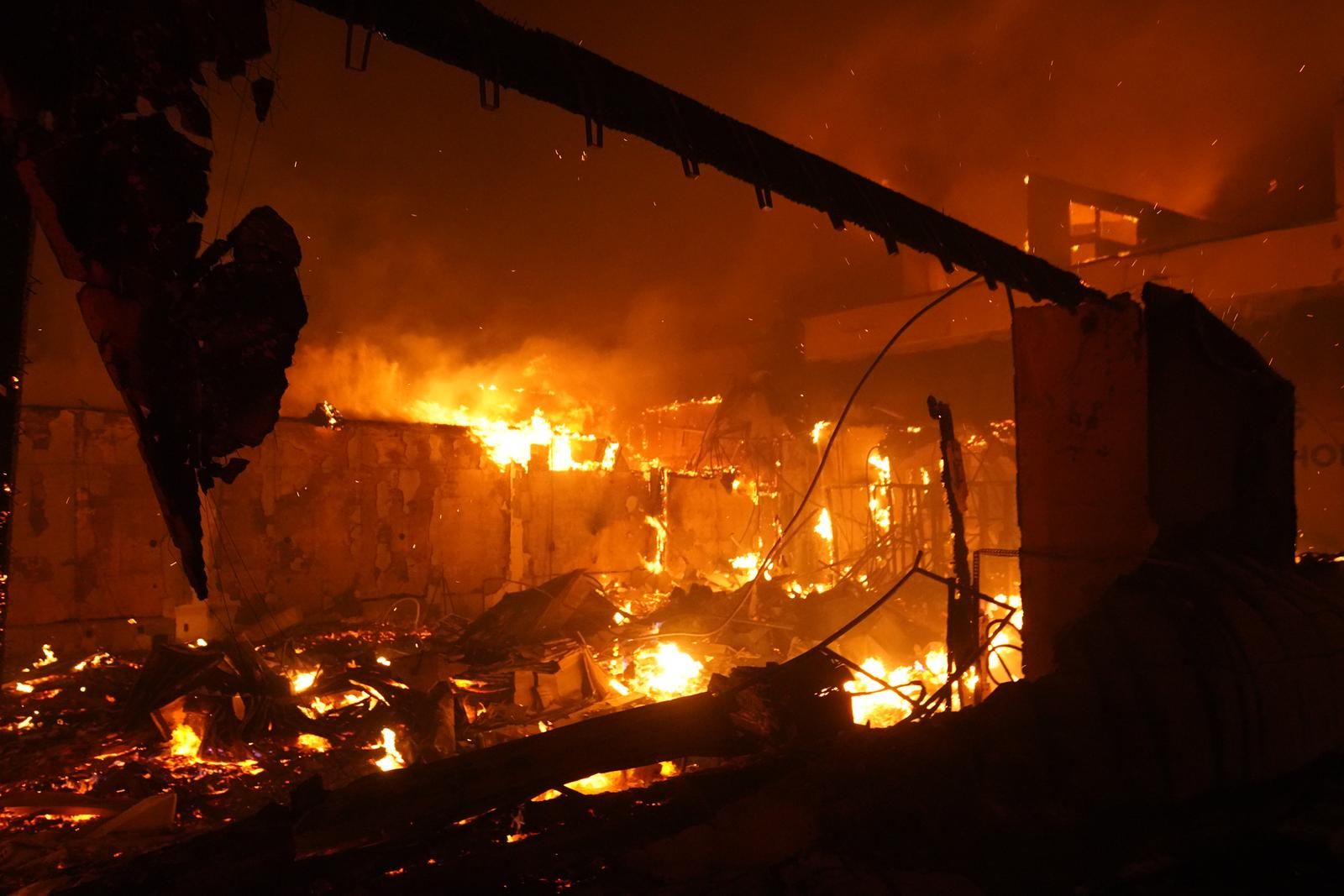 Broj poginulih u šumskim požarima koji bjesne oko Los Angelesa, više od 100.000 ljudi dobilo naredbu da se evakuiraju