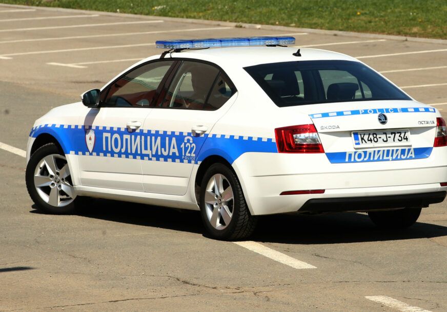 Iz policije su naveli da se Policijskoj stanici u Milićima poslije 19 sati prijavila osoba M.T. koja je priznala da je automobilom udarila pješaka.