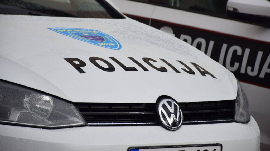 Kako navode iz MUP-a HNK, traktor s prikolicom i drvima se prevrnuo i tom prilikom došlo je do stradanja dvoje djece