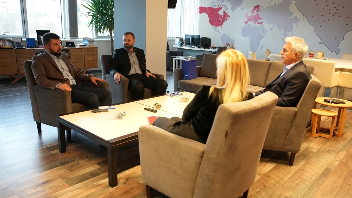 Predstavnici obje medijske kuće izrazili su zadovoljstvo današnjim sastankom i entuzijazmom ekipa za rad na velikim i važnim pričama...