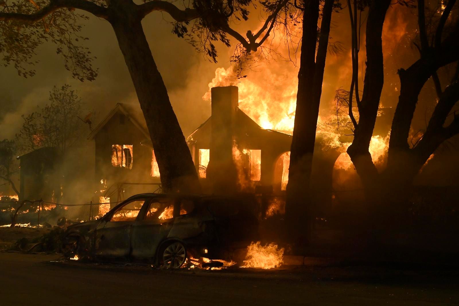 Dok 'Grad anđela' gori, pljačkaši krenuli u akciju: Na snazi policijski sat
