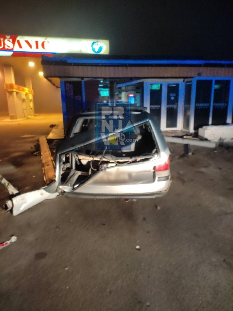 Novogodišnji karambol u Prnjavoru: Autom uletio u kafić