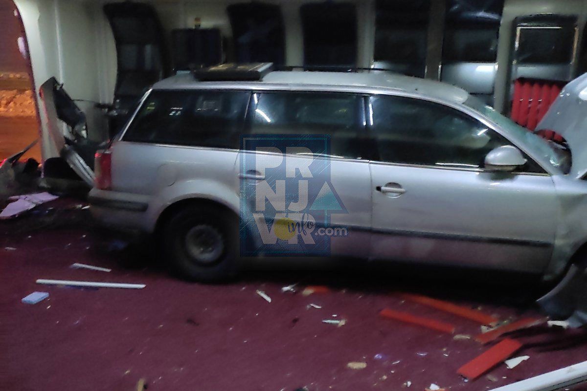 Automobil je probio stakleni zid kafića, izazvavši haos u unutrašnjosti objekta, dok je i samo vozilo pretrpjelo velika oštećenja, posebno na zadnjem dijelu.