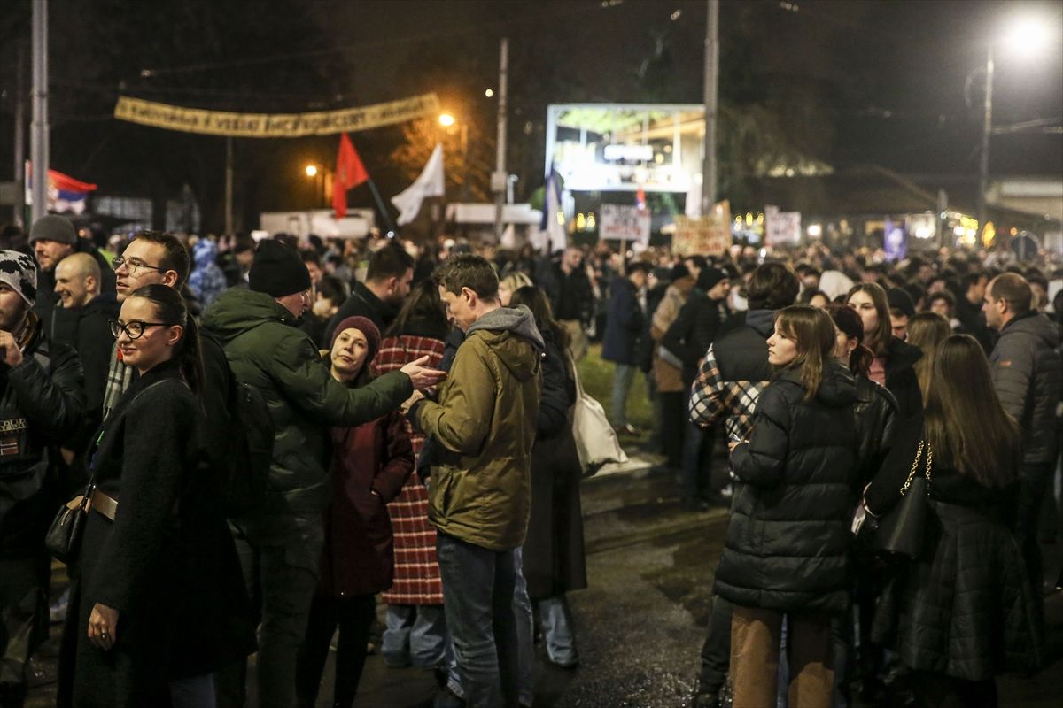 U Novom Sadu, studenti tamošnjeg Univerziteta koji su u blokadi, pozvali su zaposlene, sindikate, studente i građane da im se pridruže u protestnoj šetnji