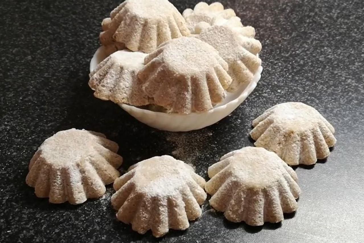 Oni se pripremaju od osnovnih sastojaka, brzo su gotovi, a njihov zamamni miris nas vraća u djetinjstvo.
